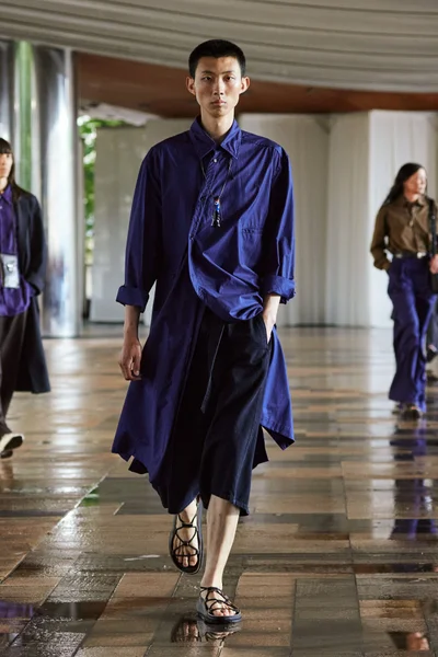 Look 16